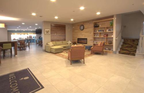 Quad Cities Hotel | Country Inn & Suites by Radisson, Moline Airport, IL
