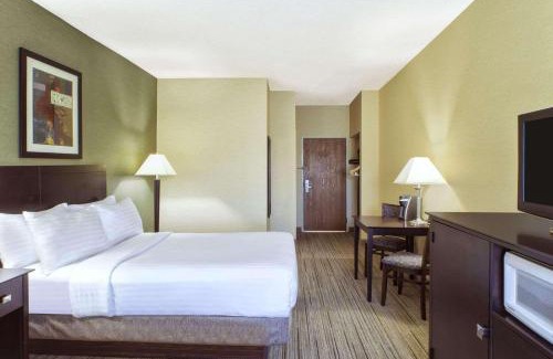 Benton Harbor Hotel | Country Inn & Suites by Radisson Benton Harbor-St Joseph MI