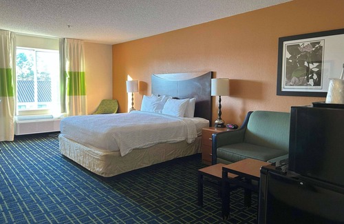 Cape Fear Hotel | Country Inn & Suites by Radisson, Fayetteville I-95, NC