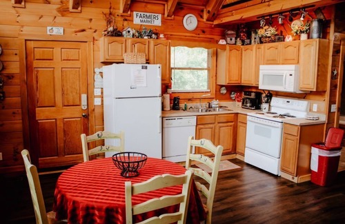 Cosby Cabin | Country Life~ Short stroll to Cosby Creek No contact check in