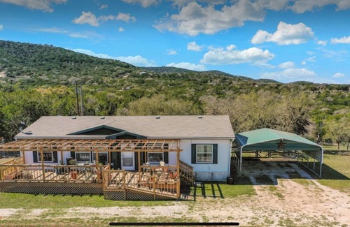 Pipe Creek House | Country Living in Pipe Creek, Bandera County 3 bedroom, kid-friendly