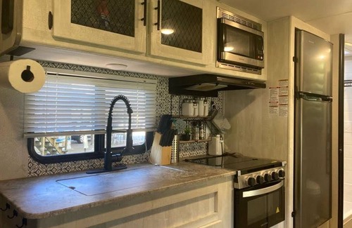 Villa Ridge House | Country Living RV near Six Flags!