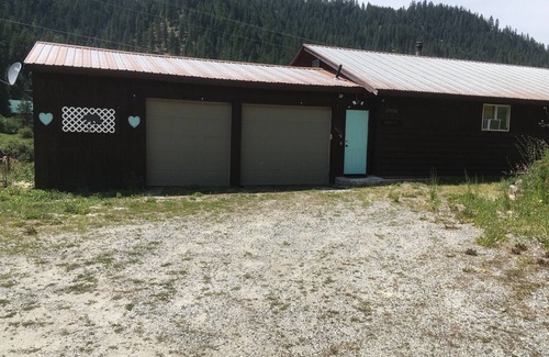 Leavenworth House | Country Mountain Farmhouse Work Remote Monthly near Quiet Leavenworth Forest