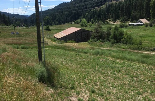 Leavenworth House | Country Mountain Farmhouse Work Remote Monthly near Quiet Leavenworth Forest