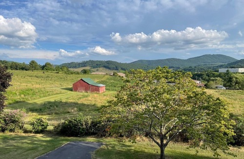 West Jefferson House | Country Mountain Home-lovely views,WIFI,close to Downtown West Jefferson