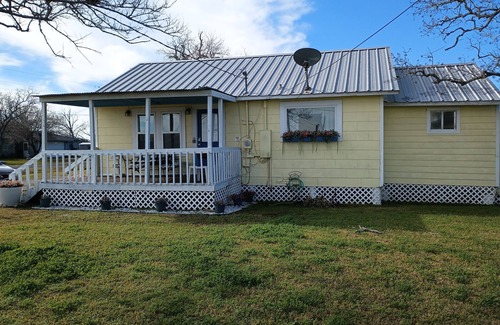 Aransas Pass House | "Country Relaxation" - Come kick your feet up and relax awhile!