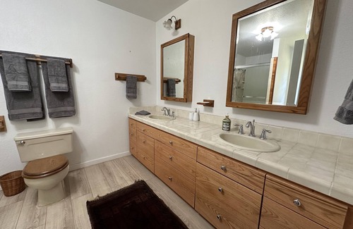 Squaw Valley House | Country Retreat, 23 mi. Entrance Kings Canyon NP, Ideal Remote Work, EV Charger