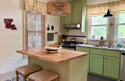 Pride House | Country Retreat with ponds-views-porches & pups