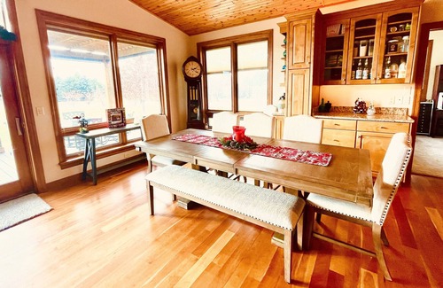 Grantsdale House | Country setting close to everything you want!