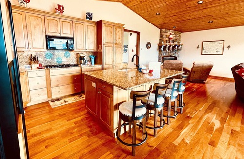 Grantsdale House | Country setting close to everything you want!