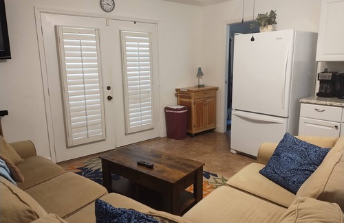 Central Naples Apartment | Country setting only 10 minutes to Downtown.