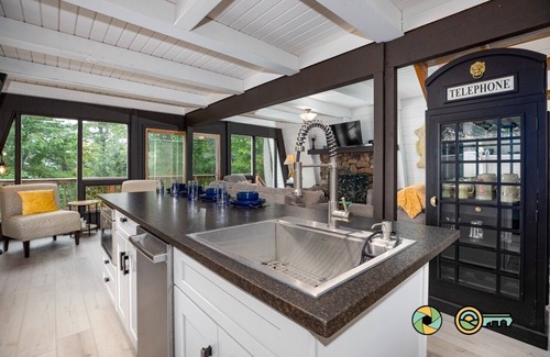 Mount Jackson Cabin | Country Squire Cabin - private 180 degree mountain views!