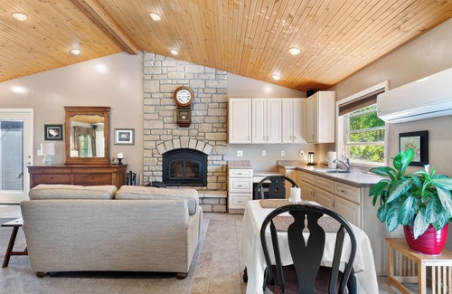 Hamilton House | Country stay with hot tub & fireplace near Spooky Nook & Miami Univ.