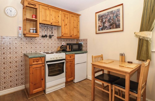 Nantlle Cottage | COUNTRY VIEW, romantic, country holiday cottage in Penygroes