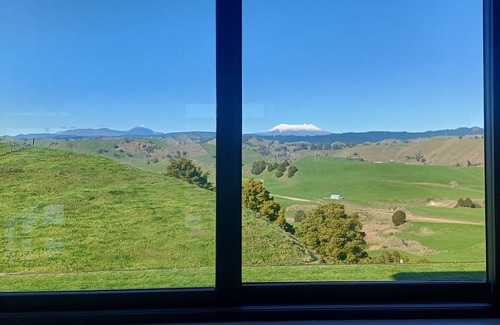 Hikumutu House | Countryside Comforts, beautiful modern house with rural and mountain views!