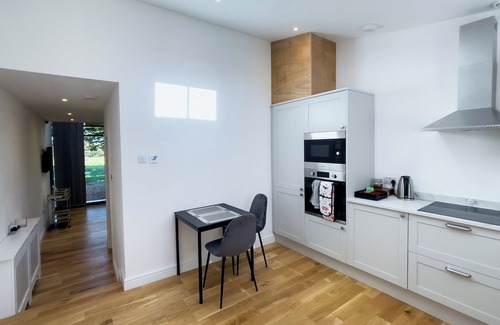 St Albans Apartment | Countryside retreat with stunning views!