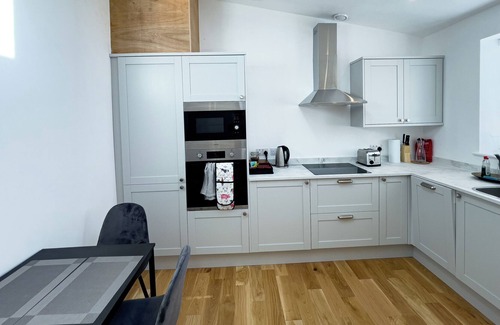 St Albans Apartment | Countryside retreat with stunning views!