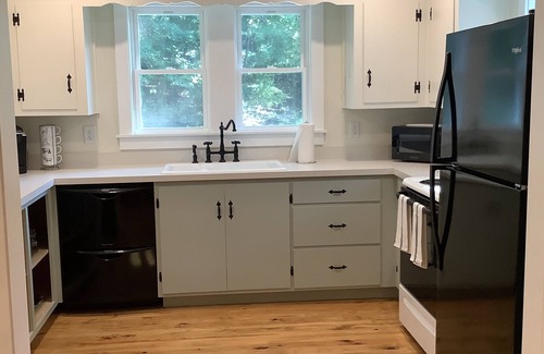 Franklin Cottage | County Cottage Fully Renovated- close to everything!