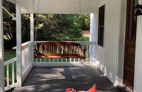 Franklin Cottage | County Cottage Fully Renovated- close to everything!