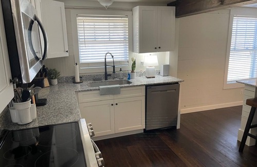 Powder Springs House | County Feel easy access to Truist Park/Lakepoint. Big yard with outdoor fire