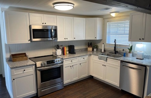Powder Springs House | County Feel easy access to Truist Park/Lakepoint. Big yard with outdoor fire