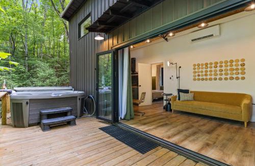 Cashes Valley House | Couple's Cabin With Outdoor Movies, Firepit and Hot Tub - Rose Peak Loft