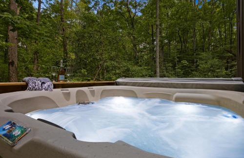 Cashes Valley House | Couple's Cabin With Outdoor Movies, Firepit and Hot Tub - Rose Peak Loft