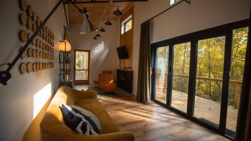 Cashes Valley House | Couple's Cabin With Outdoor Movies, Firepit and Hot Tub - Rose Peak Loft