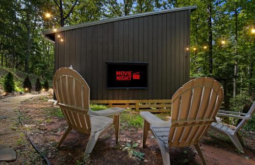 Cashes Valley House | Couple's Cabin With Outdoor Movies, Firepit and Hot Tub - Rose Peak Loft