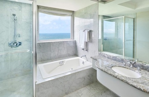 Kahului Hotel | Couple's Escape! Modern Oceanfront Room | Outdoor Pool Access + Fireplace