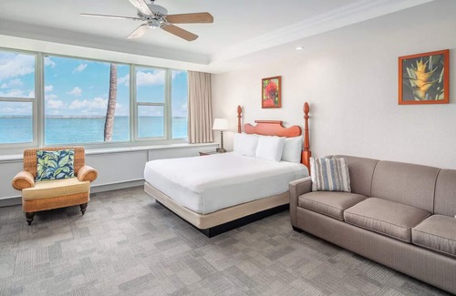 Kahului Hotel | Couple's Escape! Modern Oceanfront Room | Outdoor Pool Access + Fireplace