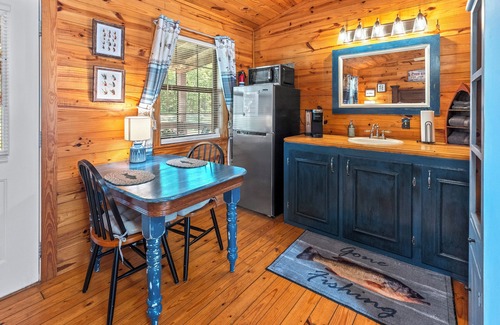 Harriet Cabin | Couple's getaway near the Buffalo River! Relax and unwind in luxury comfort!