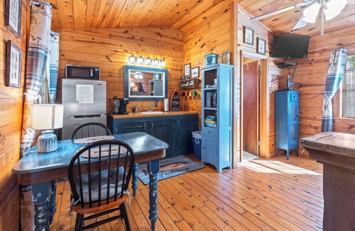 Harriet Cabin | Couple's getaway near the Buffalo River! Relax and unwind in luxury comfort!