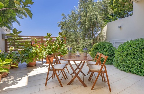 Petaloudes Apartment | ★ Couple's Getaway ★ Patio | Sophisticated Style |