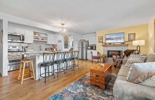 Bend Condo | Couple's Paradise in the Pines! Resort Perks!