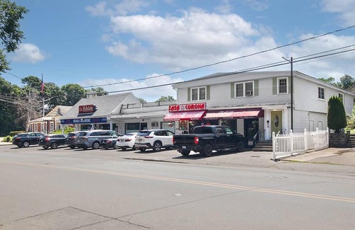 Marblehead Apartment | Couples and beach lovers meet your needs in one location