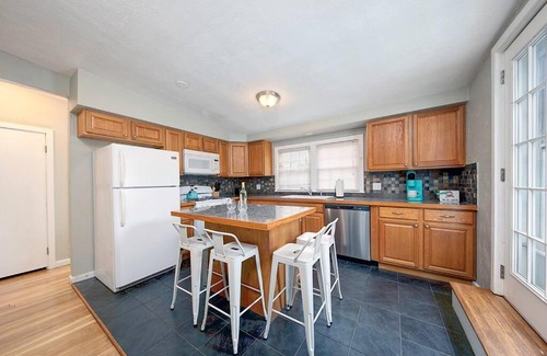 Marblehead Apartment | Couples and beach lovers meet your needs in one location