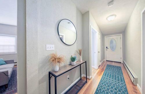Marblehead Apartment | Couples and beach lovers meet your needs in one location
