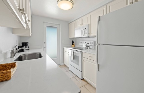 Sarasota House | Couples Beach Getaway, 3 houses from the beach! - Summer Lovin'