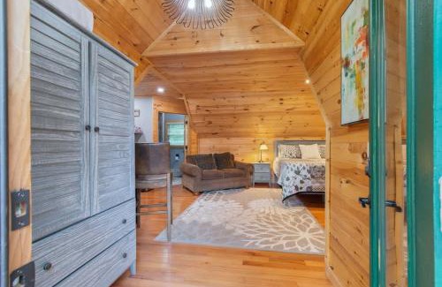 Dahlonega House | Couples Carriage House Retreat-Wineries & Hiking