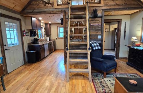 Dahlonega House | Couples Getaway Cabin with a Loft - Firepit - Creek