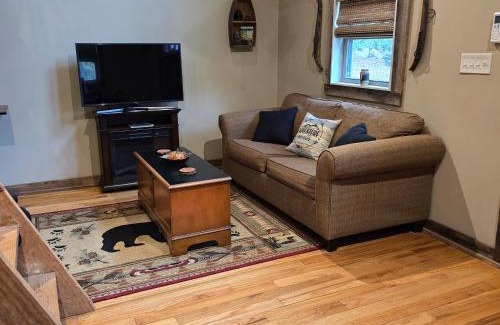 Dahlonega House | Couples Getaway Cabin with a Loft - Firepit - Creek