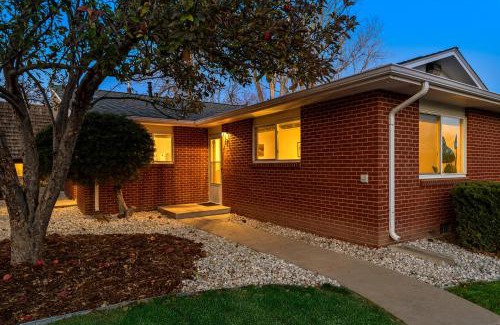 University Acres Apartment | Couples Getaway - Dog Friendly, Bike to Old Town!