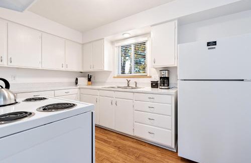 University Acres Apartment | Couples Getaway - Dog Friendly, Bike to Old Town!