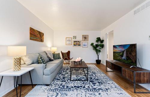 University Acres Apartment | Couples Getaway - Dog Friendly, Bike to Old Town!