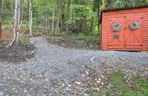 Elizabethton House | Couples luxury getaway in the smokey mountains with hot tub and pet friendly
