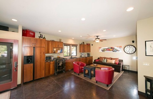 Three Rivers Apartment | Couples Retreat at The Annex Suite w/River Access - 7 Minutes to the Sequoia's!