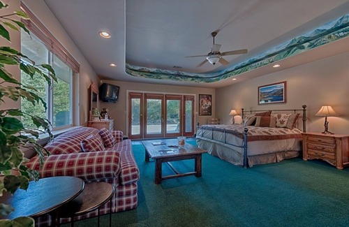 Three Rivers House | Couples Retreat at The Kaweah Gem Suite w/River Access - 5 Minutes to Sequoia!