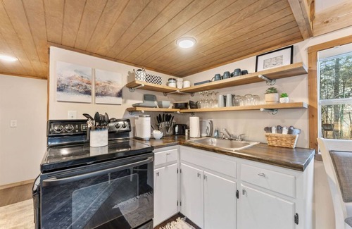 Jasper Cabin | Couples Retreat, Elevated Hot tub w/View