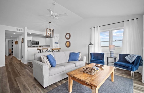 Saint Helena Island Villa | Couples Retreat with Breathtaking Oceanfront Views, Community Pool, Elevator - 735 North Hampton